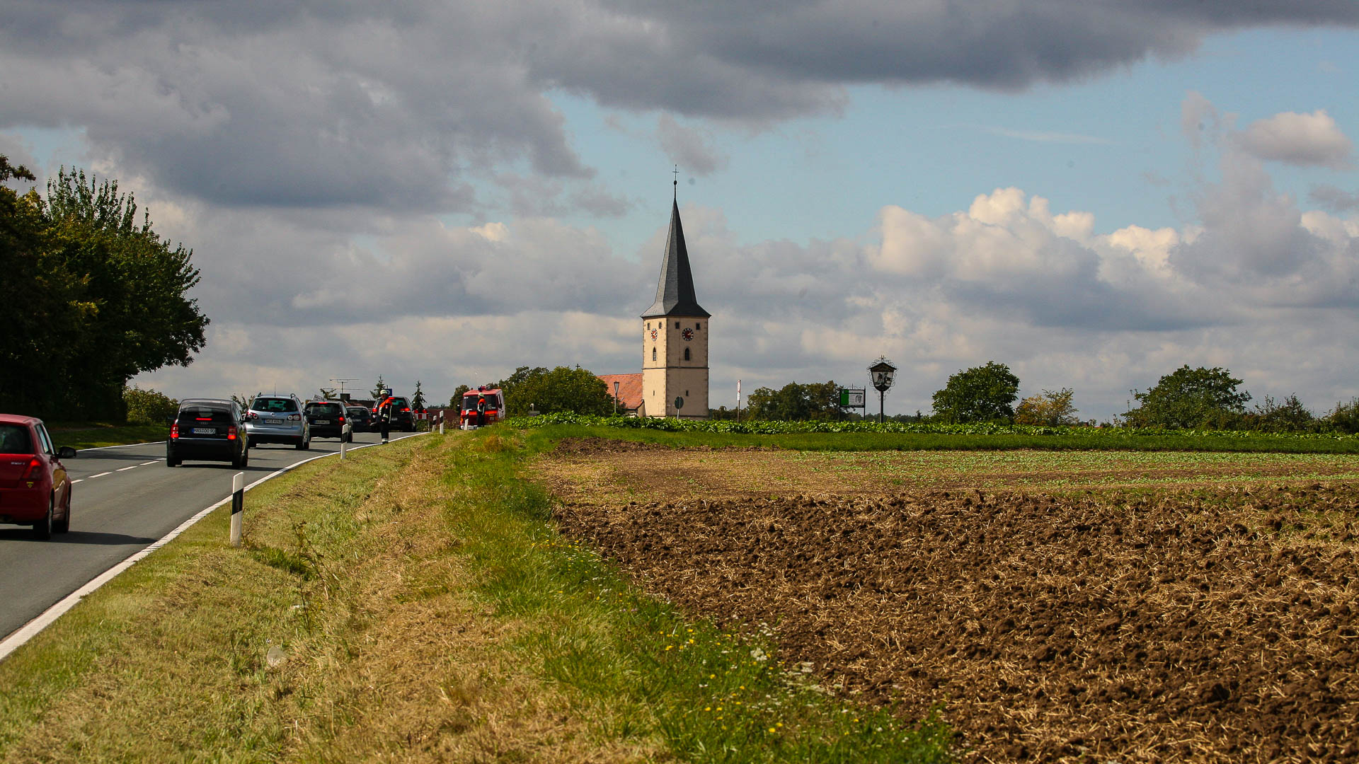 Schon vor dem Dorf stauen sich die Autos. © BAYERN 3