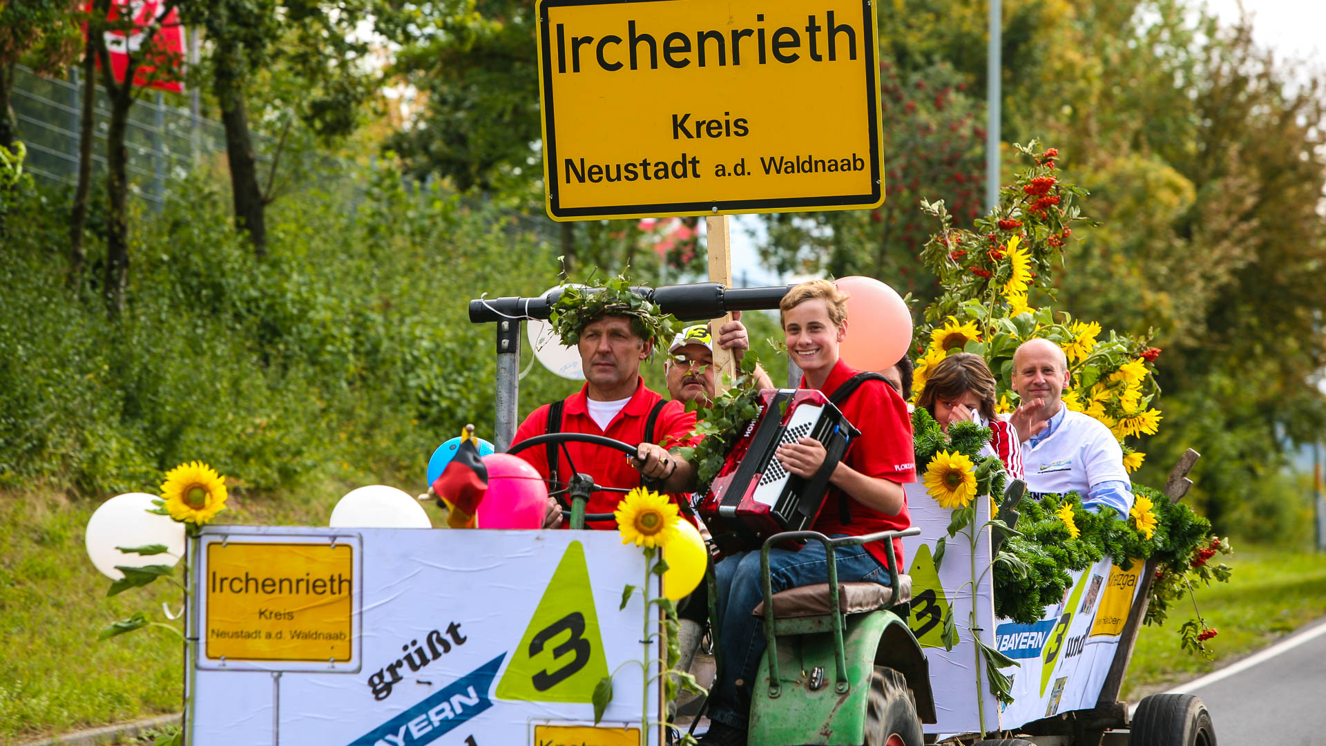 Die Finalgegener aus Irchenrieth haben ihre Niederlage verwunden und feiern mit © BAYERN 3