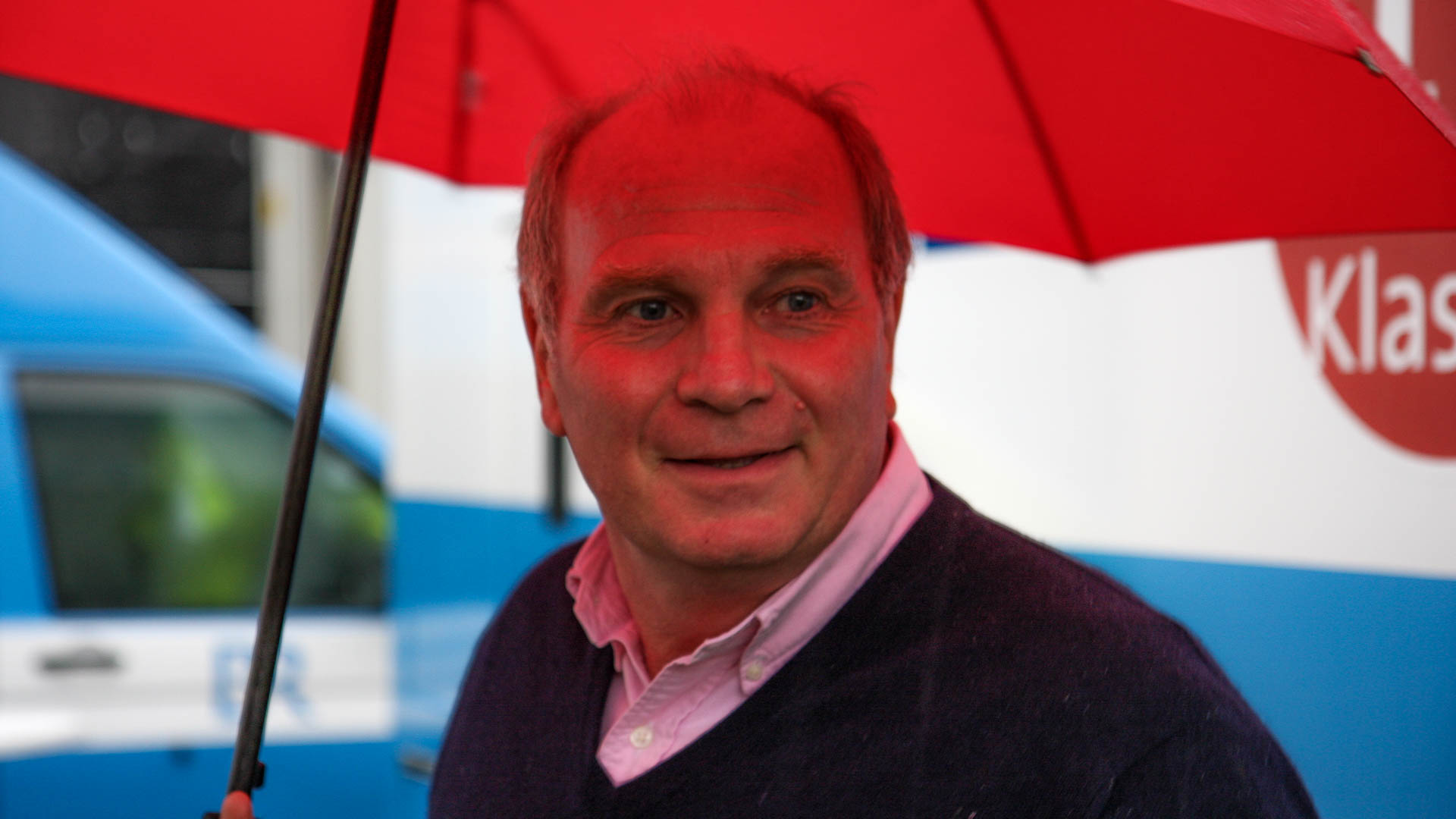 Klar, dass Uli Hoeneß' Regenschirm rot ist, oder? © BAYERN 3