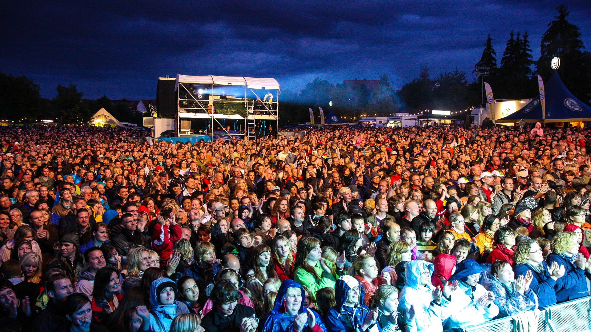 Regenklamotten hin oder her - die Stimmung beim BAYERN 3 Dorffest war der Hit! © BAYERN 3