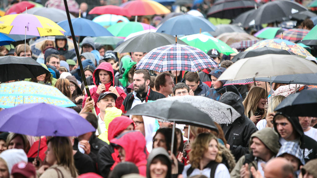 Regenschirme soweit das Auge reicht - muss wohl Dorffest in Inzell sein ... © BAYERN 3