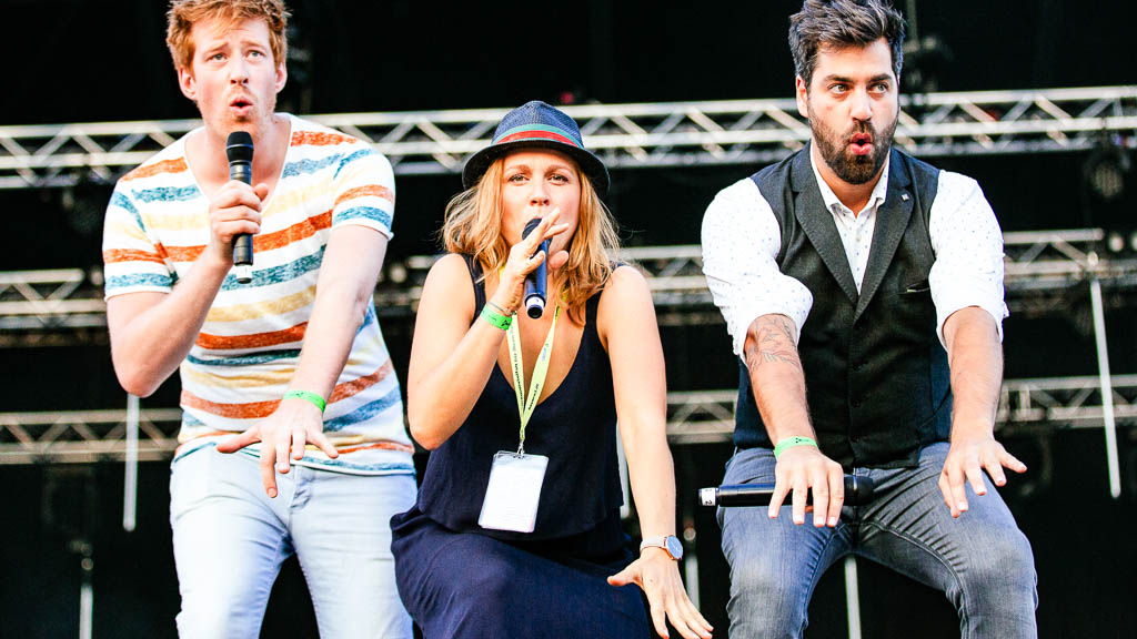 Wir schaffen das mit der La Ola: Sebastian Winkler, Corinna Theil und Sascha Seelemann © BAYERN 3