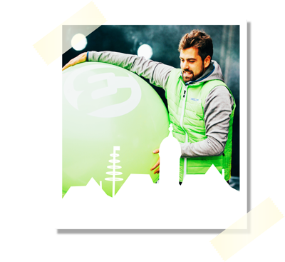 BAYERN 3 Moderator Sascha Seelemann und sein Lieblings-Spielzeug beim Dorffest in Teuschnitz / &copy; BAYERN 3