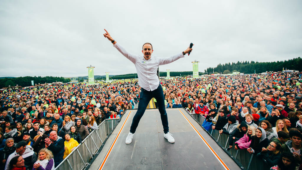 Edi van Beek, die Stimme der BAYERN 3 Band, ist ein Meister der großen Geste © BAYERN 3