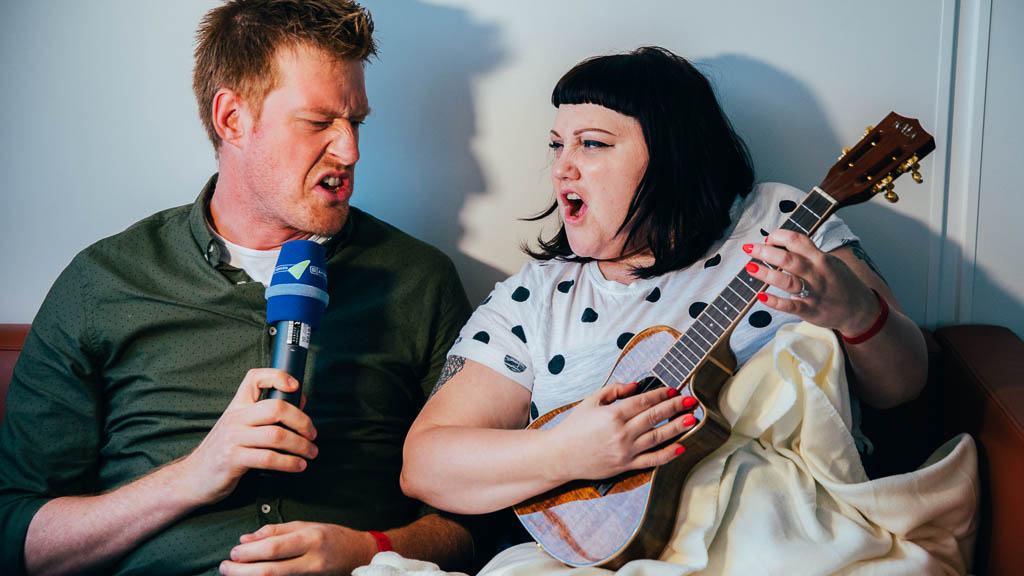 Beth Ditto und BAYERN 3 Moderator Sebastian Winkler haben gemeinsam geprobt ... © BAYERN 3